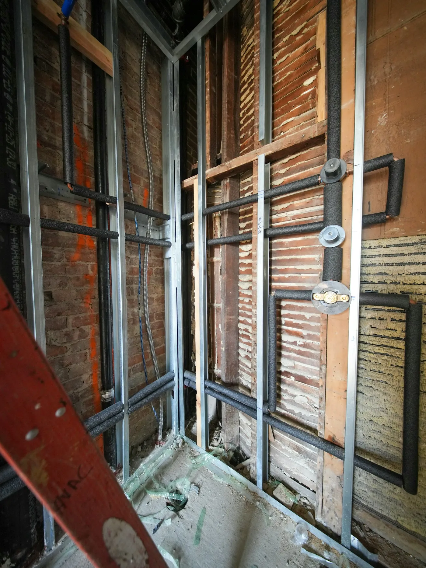 Instalación de cañerías dentro de una pared en obra.